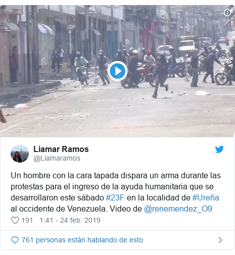 Publicación de Twitter por @Liamaramos: Un hombre con la cara tapada dispara un arma durante las protestas para el ingreso de la ayuda humanitaria que se desarrollaron este sábado #23F en la localidad de #Ureña al occidente de Venezuela. Video de @renemendez_O9 