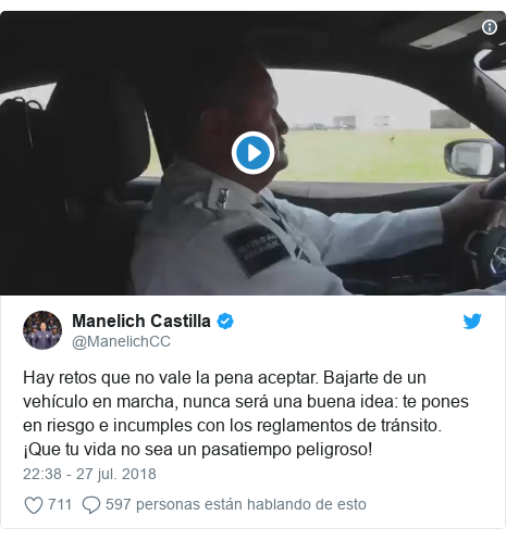 Publicación de Twitter por @ManelichCC: Hay retos que no vale la pena aceptar. Bajarte de un vehículo en marcha, nunca será una buena idea  te pones en riesgo e incumples con los reglamentos de tránsito. ¡Que tu vida no sea un pasatiempo peligroso! 