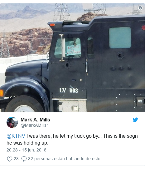 Publicación de Twitter por @MarkAMills1: @KTNV I was there, he let my truck go by... This is the sogn he was holding up. 