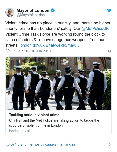 Twitter pesan oleh @MayorofLondon: Violent crime has no place in our city, and there’s no higher priority for me than Londoners’ safety. Our @MetPoliceUK Violent Crime Task Force are working round the clock to catch offenders & remove dangerous weapons from our streets. 