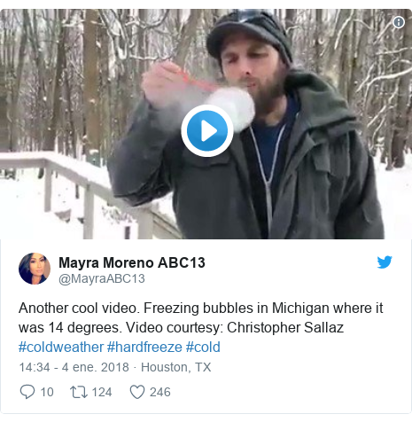 Publicación de Twitter por @MayraABC13: Another cool video. Freezing bubbles in Michigan where it was 14 degrees. Video courtesy  Christopher Sallaz #coldweather #hardfreeze #cold 