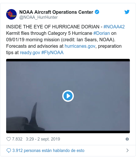 Publicación de Twitter por @NOAA_HurrHunter: INSIDE THE EYE OF HURRICANE DORIAN - #NOAA42 Kermit flies through Category 5 Hurricane #Dorian on 09/01/19 morning mission (credit  Ian Sears, NOAA). Forecasts and advisories at , preparation tips at  #FlyNOAA 