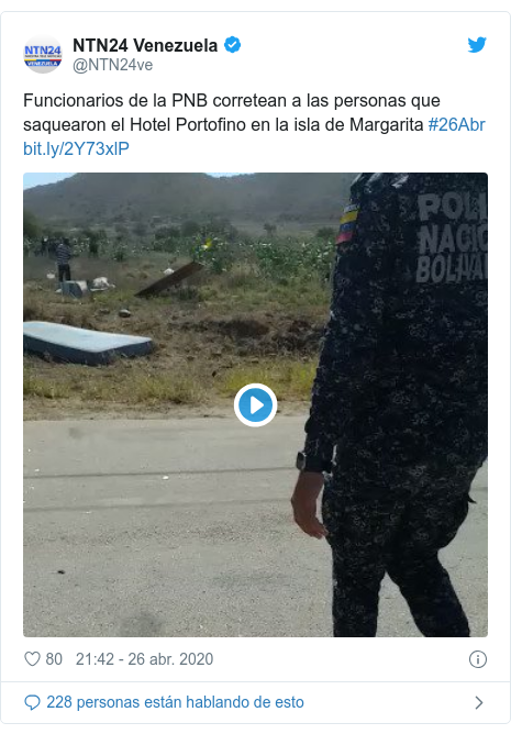 Publicación de Twitter por @NTN24ve: Funcionarios de la PNB corretean a las personas que saquearon el Hotel Portofino en la isla de Margarita #26Abr 