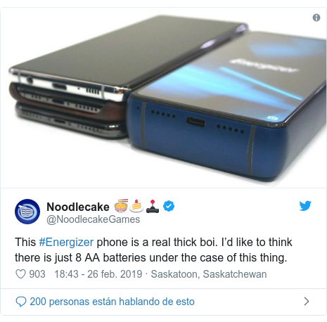 Publicación de Twitter por @NoodlecakeGames: This #Energizer phone is a real thick boi. I’d like to think there is just 8 AA batteries under the case of this thing. 