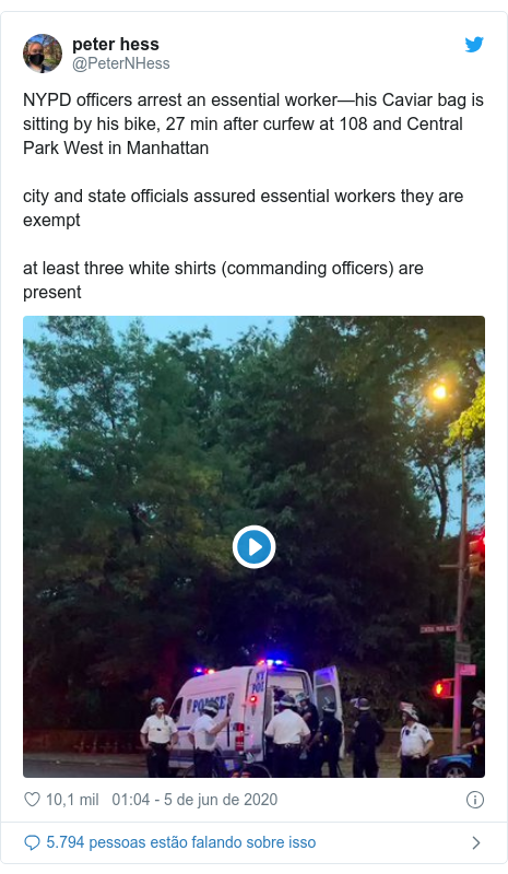 Twitter post de @PeterNHess: NYPD officers arrest an essential worker—his Caviar bag is sitting by his bike, 27 min after curfew at 108 and Central Park West in Manhattancity and state officials assured essential workers they are exemptat least three white shirts (commanding officers) are present 