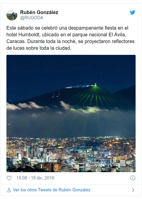 Publicación de Twitter por @RUGODA: Este sábado se celebró una despampanante fiesta en el hotel Humboldt, ubicado en el parque nacional El Ávila, Caracas. Durante toda la noche, se proyectaron reflectores de luces sobre toda la ciudad. 