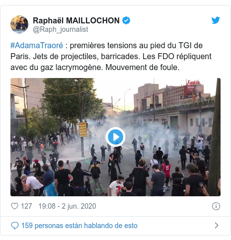 Publicación de Twitter por @Raph_journalist: #AdamaTraoré   premières tensions au pied du TGI de Paris. Jets de projectiles, barricades. Les FDO répliquent avec du gaz lacrymogène. Mouvement de foule. 