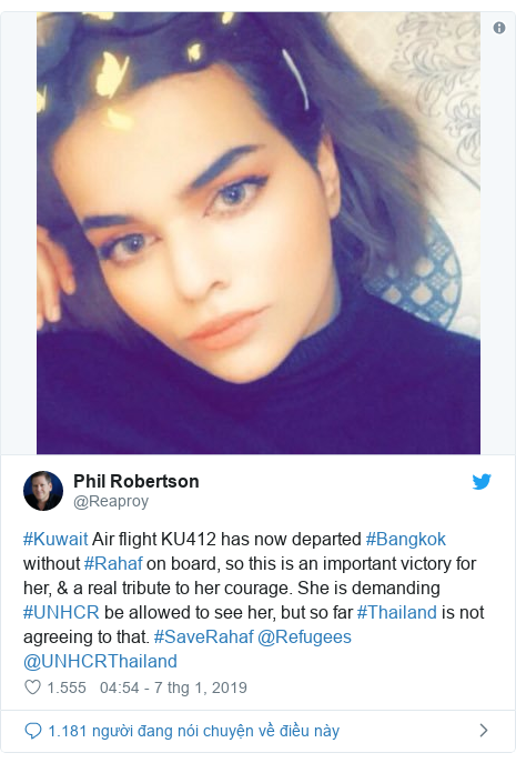 Twitter bởi @Reaproy: #Kuwait Air flight KU412 has now departed #Bangkok without #Rahaf on board, so this is an important victory for her, & a real tribute to her courage. She is demanding #UNHCR be allowed to see her, but so far #Thailand is not agreeing to that. #SaveRahaf @Refugees @UNHCRThailand 
