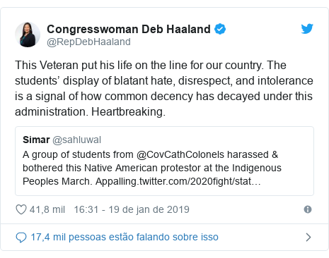 Twitter post de @RepDebHaaland: This Veteran put his life on the line for our country. The students’ display of blatant hate, disrespect, and intolerance is a signal of how common decency has decayed under this administration. Heartbreaking. 