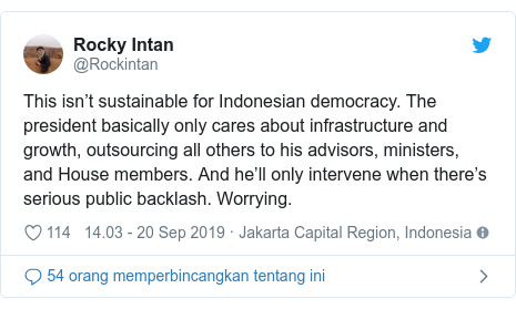 Twitter pesan oleh @Rockintan: This isn’t sustainable for Indonesian democracy. The president basically only cares about infrastructure and growth, outsourcing all others to his advisors, ministers, and House members. And he’ll only intervene when there’s serious public backlash. Worrying.