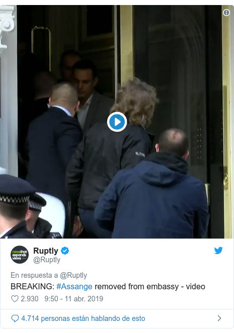 Publicación de Twitter por @Ruptly: BREAKING  #Assange removed from embassy - video 