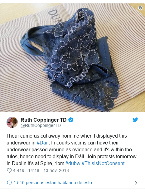 Publicación de Twitter por @RuthCoppingerTD: I hear cameras cut away from me when I displayed this underwear in #Dáil. In courts victims can have their underwear passed around as evidence and it's within the rules, hence need to display in Dáil. Join protests tomorrow. In Dublin it's at Spire, 1pm.#dubw #ThisIsNotConsent 