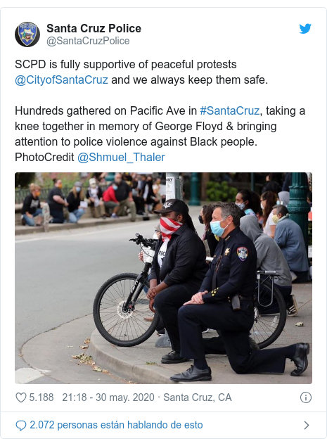 Publicación de Twitter por @SantaCruzPolice: SCPD is fully supportive of peaceful protests @CityofSantaCruz and we always keep them safe. Hundreds gathered on Pacific Ave in #SantaCruz, taking a knee together in memory of George Floyd & bringing attention to police violence against Black people. PhotoCredit @Shmuel_Thaler 