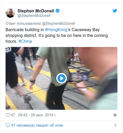 Twitter пост, автор: @StephenMcDonell: Barricade building in #HongKong’s Causeway Bay shopping district. It’s going to be on here in the coming hours. #China 