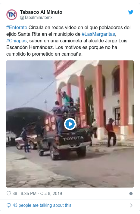 Twitter post by @Tabalminutomx: #Enterate Circula en redes video en el que pobladores del ejido Santa Rita en el municipio de #LasMargaritas, #Chiapas, suben en una camioneta al alcalde Jorge Luis Escandón Hernández. Los motivos es porque no ha cumplido lo prometido en campaña. 