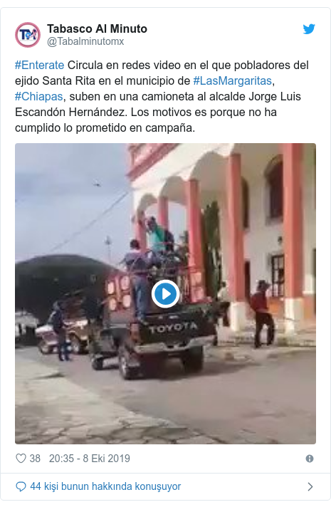 @Tabalminutomx tarafından yapılan Twitter paylaşımı: #Enterate Circula en redes video en el que pobladores del ejido Santa Rita en el municipio de #LasMargaritas, #Chiapas, suben en una camioneta al alcalde Jorge Luis Escandón Hernández. Los motivos es porque no ha cumplido lo prometido en campaña. 