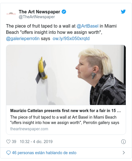 Publicación de Twitter por @TheArtNewspaper: The piece of fruit taped to a wall at @ArtBasel in Miami Beach "offers insight into how we assign worth", @galerieperrotin says  