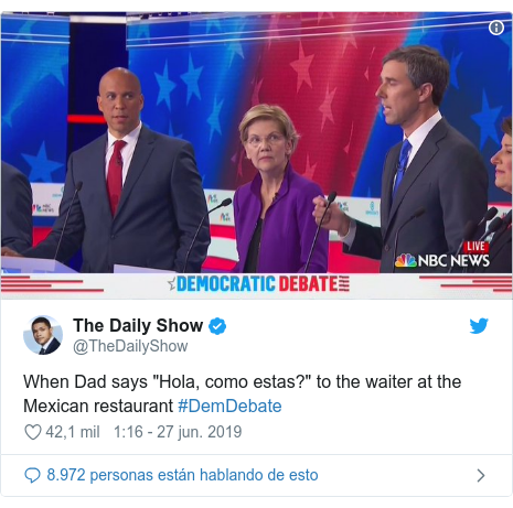 Publicación de Twitter por @TheDailyShow: When Dad says "Hola, como estas?" to the waiter at the Mexican restaurant #DemDebate 
