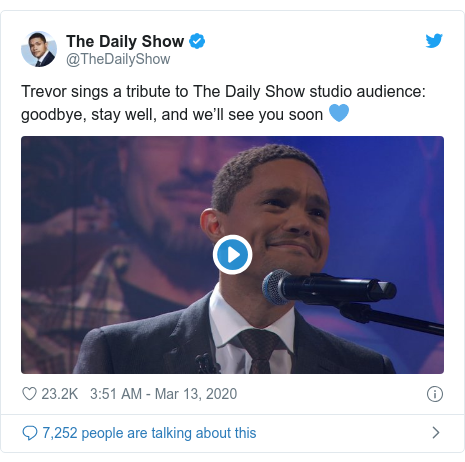 Ujumbe wa Twitter wa @TheDailyShow: Trevor sings a tribute to The Daily Show studio audience  goodbye, stay well, and we’ll see you soon 💙 