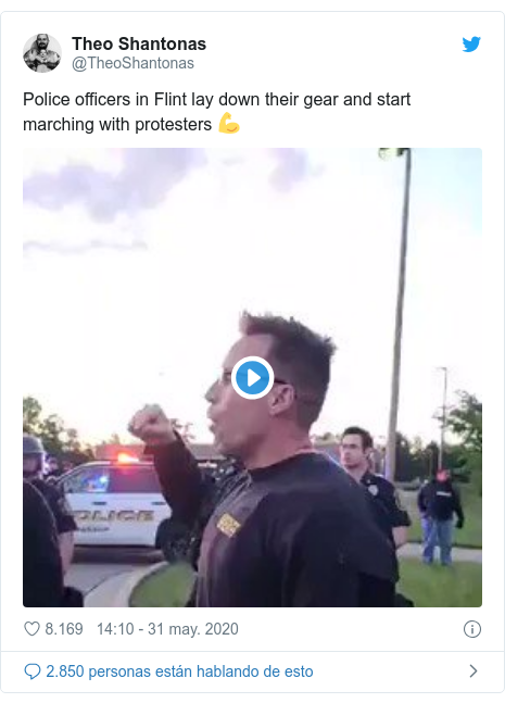 Publicación de Twitter por @TheoShantonas: Police officers in Flint lay down their gear and start marching with protesters 💪 