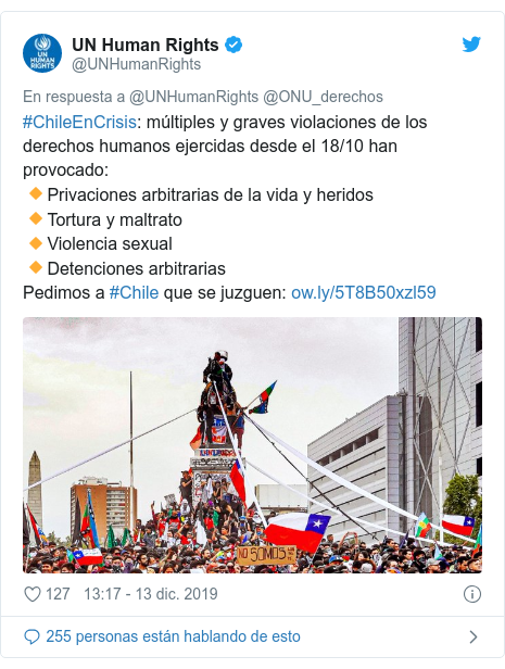 Publicación de Twitter por @UNHumanRights: #ChileEnCrisis  múltiples y graves violaciones de los derechos humanos ejercidas desde el 18/10 han provocado 🔸Privaciones arbitrarias de la vida y heridos🔸Tortura y maltrato🔸Violencia sexual🔸Detenciones arbitrariasPedimos a #Chile que se juzguen   
