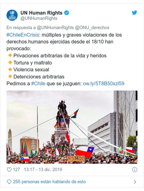 Publicación de Twitter por @UNHumanRights: #ChileEnCrisis  múltiples y graves violaciones de los derechos humanos ejercidas desde el 18/10 han provocado ?Privaciones arbitrarias de la vida y heridos?Tortura y maltrato?Violencia sexual?Detenciones arbitrariasPedimos a #Chile que se juzguen   