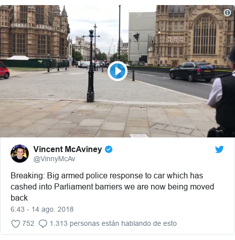 Publicación de Twitter por @VinnyMcAv: Breaking  Big armed police response to car which has cashed into Parliament barriers we are now being moved back 