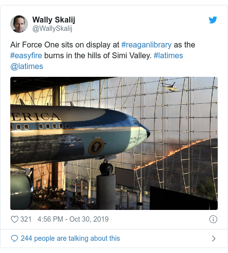 Twitter post by @WallySkalij: Air Force One sits on display at #reaganlibrary as the #easyfire burns in the hills of Simi Valley. #latimes @latimes 