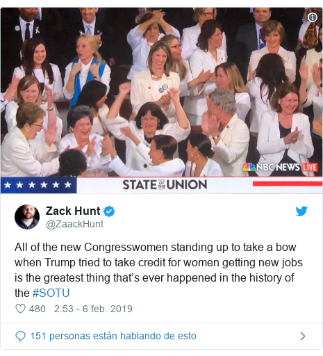 Publicación de Twitter por @ZaackHunt: All of the new Congresswomen standing up to take a bow when Trump tried to take credit for women getting new jobs is the greatest thing that’s ever happened in the history of the #SOTU 