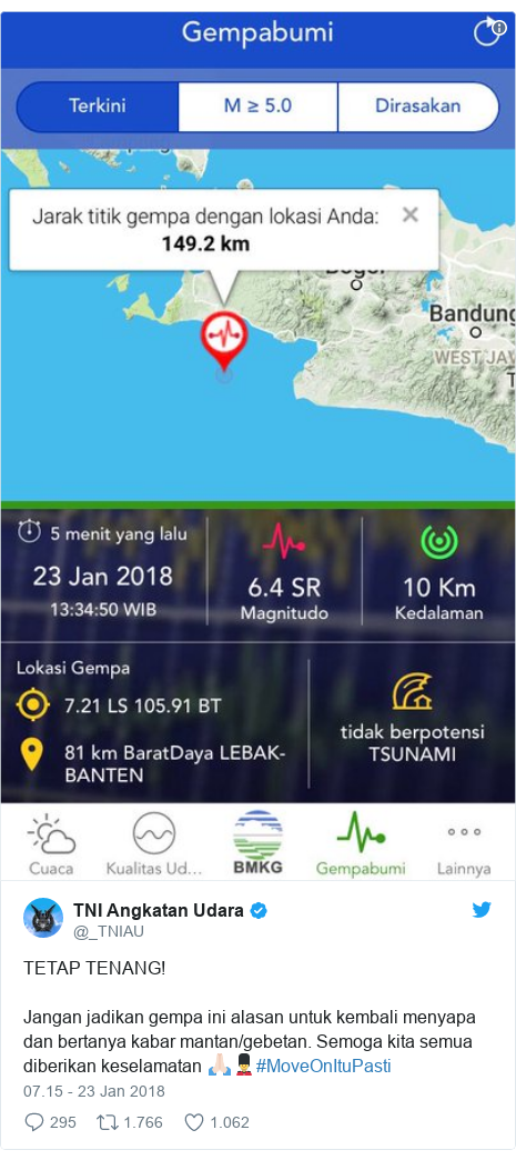 Twitter pesan oleh @_TNIAU: TETAP TENANG! Jangan jadikan gempa ini alasan untuk kembali menyapa dan bertanya kabar mantan/gebetan. Semoga kita semua diberikan keselamatan 🙏🏻💂#MoveOnItuPasti 