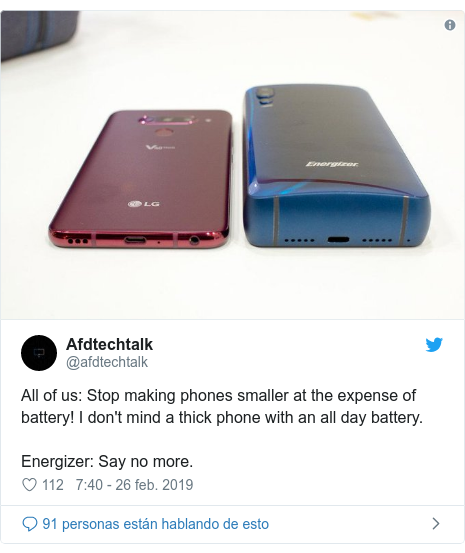 Publicación de Twitter por @afdtechtalk: All of us  Stop making phones smaller at the expense of battery! I don't mind a thick phone with an all day battery.Energizer  Say no more. 