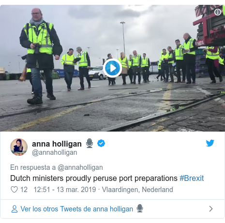 Publicación de Twitter por @annaholligan: Dutch ministers proudly peruse port preparations #Brexit 