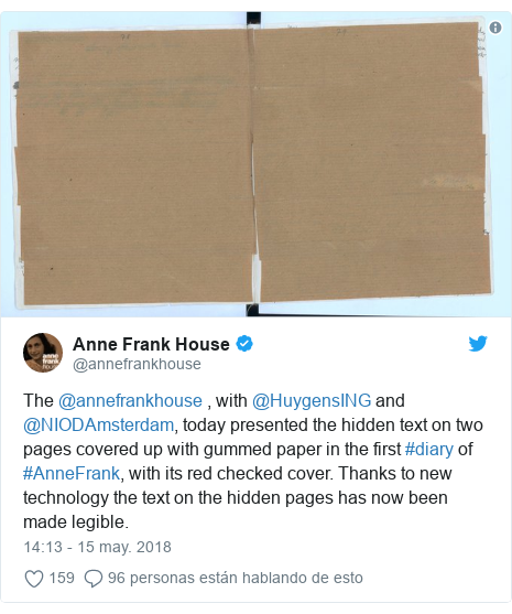 Publicación de Twitter por @annefrankhouse: The @annefrankhouse , with @HuygensING and @NIODAmsterdam, today presented the hidden text on two pages covered up with gummed paper in the first #diary of #AnneFrank, with its red checked cover. Thanks to new technology the text on the hidden pages has now been made legible. 