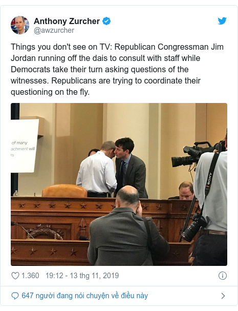 Twitter bởi @awzurcher: Things you don't see on TV  Republican Congressman Jim Jordan running off the dais to consult with staff while Democrats take their turn asking questions of the witnesses. Republicans are trying to coordinate their questioning on the fly. 
