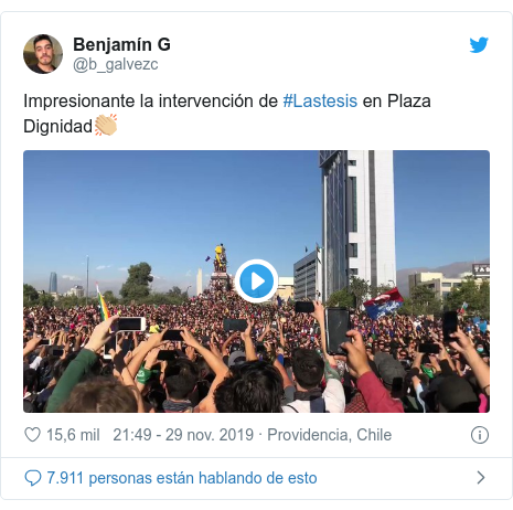 Publicación de Twitter por @b_galvezc: Impresionante la intervención de #Lastesis en Plaza Dignidad👏🏼 