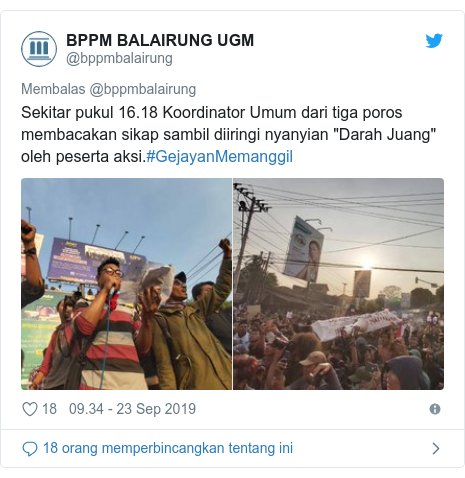 Twitter pesan oleh @bppmbalairung: Sekitar pukul 16.18 Koordinator Umum dari tiga poros membacakan sikap sambil diiringi nyanyian "Darah Juang" oleh peserta aksi.#GejayanMemanggil 