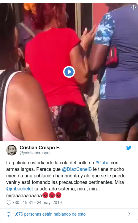 Publicación de Twitter por @cristiancrespoj: La policía custodiando la cola del pollo en #Cuba con armas largas. Parece que @DiazCanelB le tiene mucho miedo a una población hambrienta y alo que se le puede venir y está tomando las precauciones pertinentes. Mira @mbachelet tu adorado sistema, mira, mira, miraaaaaaaaaaa😡😡😡 