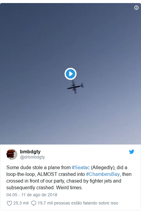 Twitter post de @drbmbdgty: Some dude stole a plane from #Seatac (Allegedly), did a loop-the-loop, ALMOST crashed into #ChambersBay, then crossed in front of our party, chased by fighter jets and subsequently crashed. Weird times. 