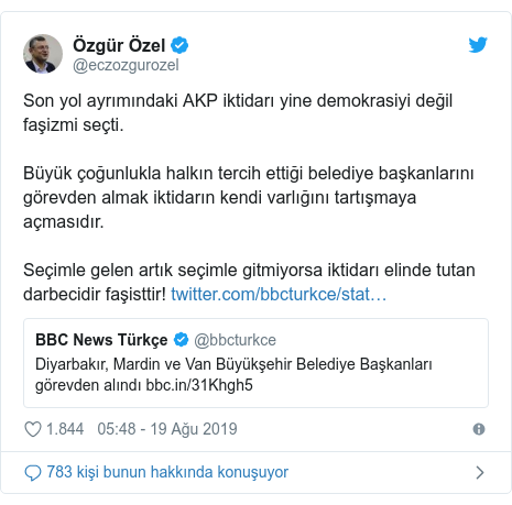 @eczozgurozel tarafından yapılan Twitter paylaşımı: Son yol ayrımındaki AKP iktidarı yine demokrasiyi değil faşizmi seçti. Büyük çoğunlukla halkın tercih ettiği belediye başkanlarını görevden almak iktidarın kendi varlığını tartışmaya açmasıdır. Seçimle gelen artık seçimle gitmiyorsa iktidarı elinde tutan darbecidir faşisttir! 