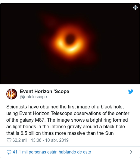 Publicación de Twitter por @ehtelescope: Scientists have obtained the first image of a black hole, using Event Horizon Telescope observations of the center of the galaxy M87. The image shows a bright ring formed as light bends in the intense gravity around a black hole that is 6.5 billion times more massive than the Sun 