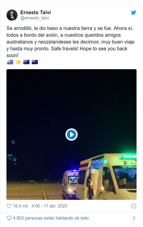 Publicación de Twitter por @ernesto_talvi: Se arrodilló, le dio beso a nuestra tierra y se fue. Ahora sí, todos a bordo del avión, a nuestros queridos amigos australianos y neozelandeses les decimos  muy buen viaje y hasta muy pronto. Safe travels! Hope to see you back soon! 🇺🇾 🤝 🇦🇺 🇳🇿 