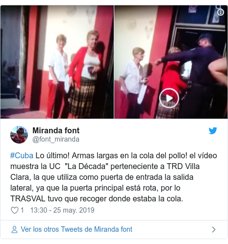 Publicación de Twitter por @font_miranda: #Cuba Lo último! Armas largas en la cola del pollo! el vídeo muestra la UC  "La Década" perteneciente a TRD Villa  Clara, la que utiliza como puerta de entrada la salida lateral, ya que la puerta principal está rota, por lo TRASVAL tuvo que recoger donde estaba la cola. 