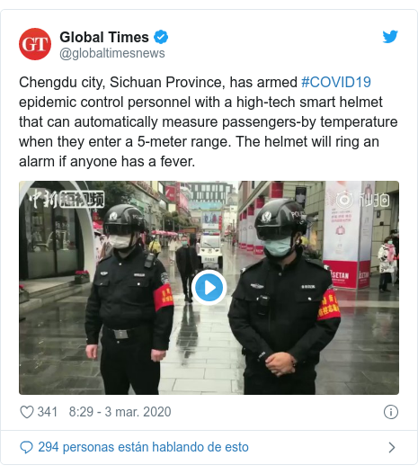 Publicación de Twitter por @globaltimesnews: Chengdu city, Sichuan Province, has armed #COVID19 epidemic control personnel with a high-tech smart helmet that can automatically measure passengers-by temperature when they enter a 5-meter range. The helmet will ring an alarm if anyone has a fever. 