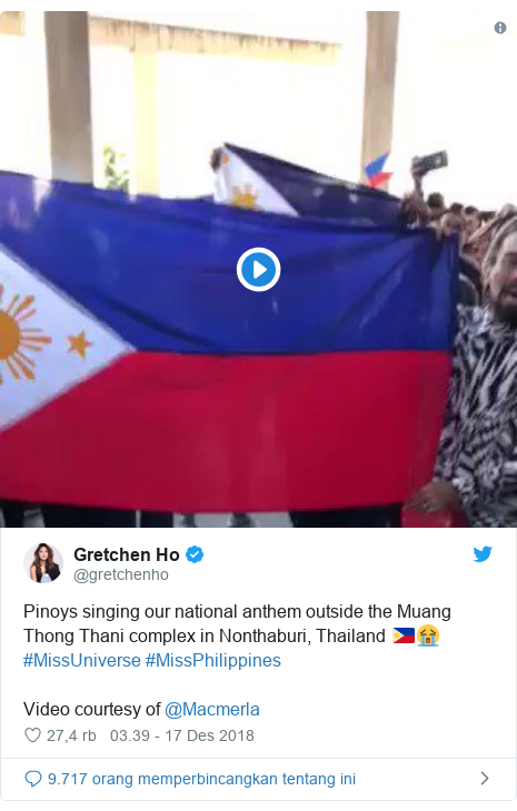 Twitter pesan oleh @gretchenho: Pinoys singing our national anthem outside the Muang Thong Thani complex in Nonthaburi, Thailand 🇵🇭😭 #MissUniverse #MissPhilippinesVideo courtesy of @Macmerla 