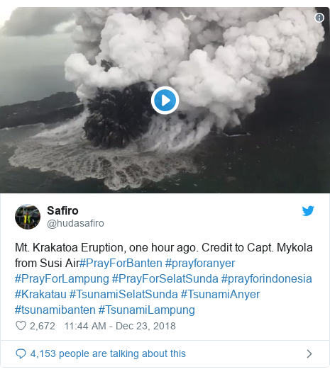 Twitter waxaa daabacay @hudasafiro: Mt. Krakatoa Eruption, one hour ago. Credit to Capt. Mykola from Susi Air#PrayForBanten #prayforanyer #PrayForLampung #PrayForSelatSunda #prayforindonesia #Krakatau #TsunamiSelatSunda #TsunamiAnyer #tsunamibanten #TsunamiLampung 