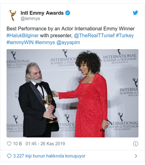 @iemmys tarafından yapılan Twitter paylaşımı: Best Performance by an Actor International Emmy Winner #HalukBilginer with presenter, @TheRealTTunie! #Turkey #iemmyWIN #iemmys @ayyapim 