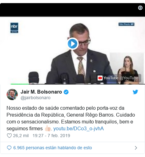 Publicación de Twitter por @jairbolsonaro: Nosso estado de saúde comentado pelo porta-voz da Presidência da República, General Rêgo Barros. Cuidado com o sensacionalismo. Estamos muito tranquilos, bem e seguimos firmes 👍🏻. 