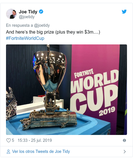 Publicación de Twitter por @joetidy: And here’s the big prize (plus they win $3m....) #FortniteWorldCup 