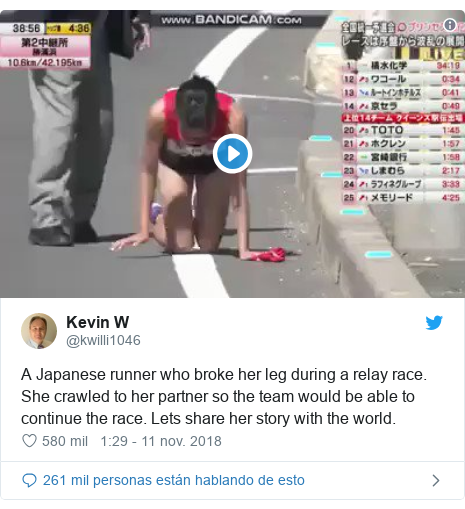 Publicación de Twitter por @kwilli1046: A Japanese runner who broke her leg during a relay race.  She crawled to her partner so the team would be able to continue the race. Lets share her story with the world. 