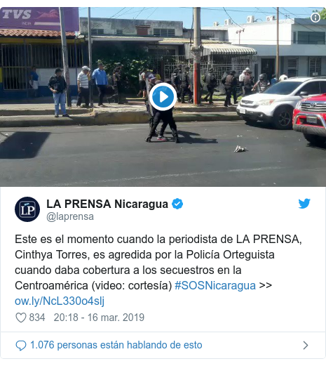 Publicación de Twitter por @laprensa: Este es el momento cuando la periodista de LA PRENSA, Cinthya Torres, es agredida por la Policía Orteguista cuando daba cobertura a los secuestros en la Centroamérica (video  cortesía) #SOSNicaragua >>  